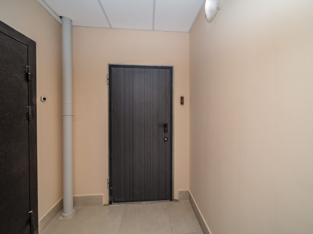 Residential,Building,Apartment,Doors,Entrance,With,Door,Bell