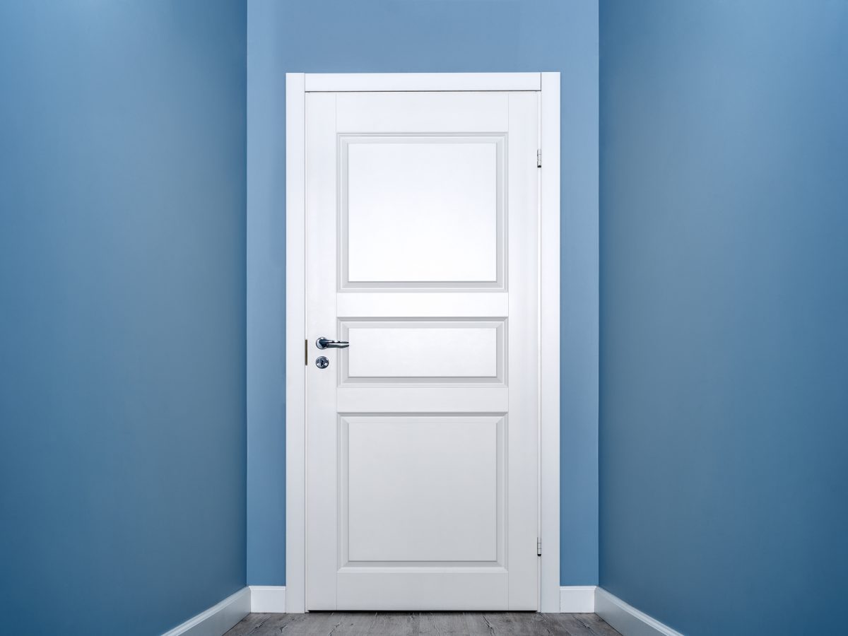 Closed,White,Door,In,The,Empty,Corridor,With,Blue,Walls,
